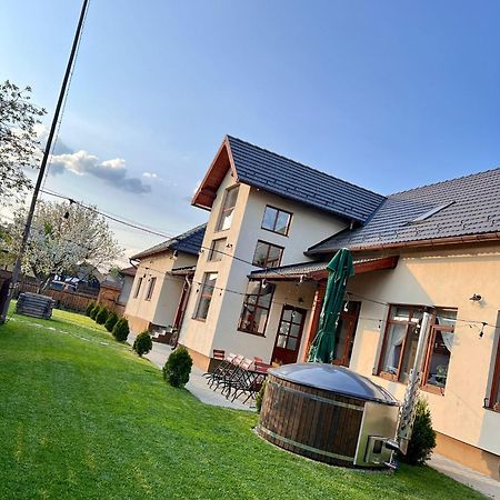 Famives Vendeghaz Bed and Breakfast Racul Exteriör bild
