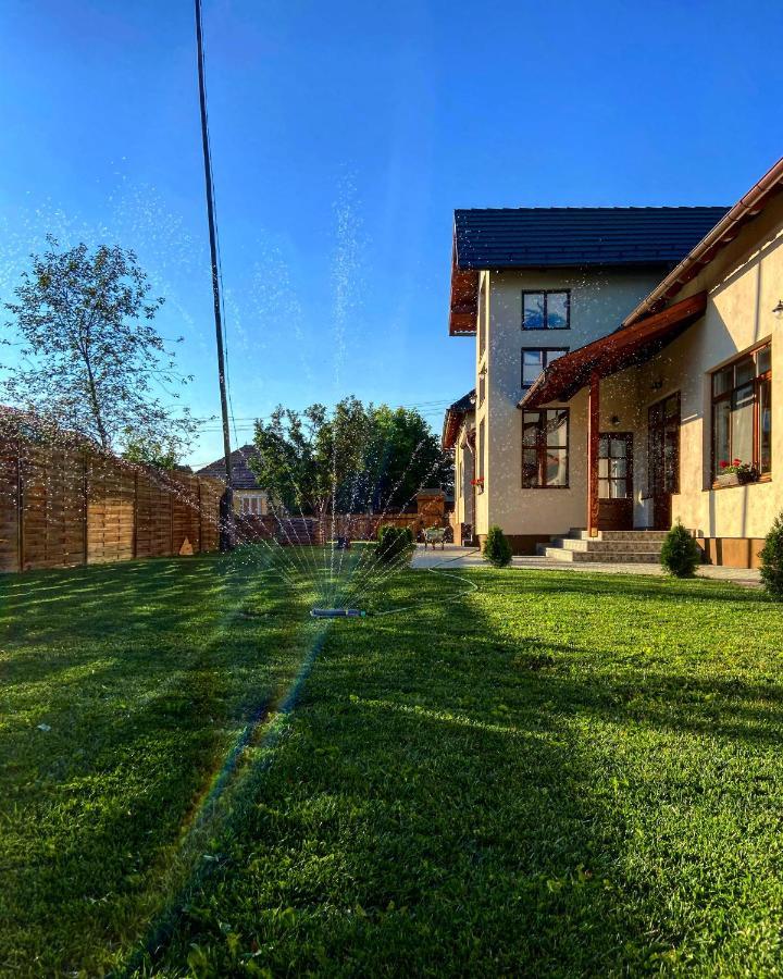 Famives Vendeghaz Bed and Breakfast Racul Exteriör bild