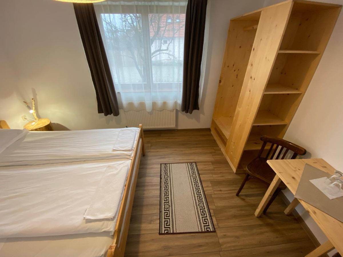 Famives Vendeghaz Bed and Breakfast Racul Exteriör bild