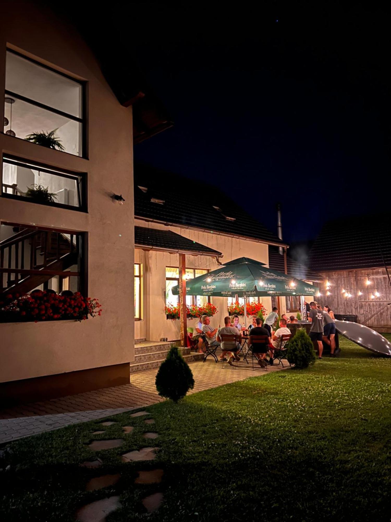 Famives Vendeghaz Bed and Breakfast Racul Exteriör bild