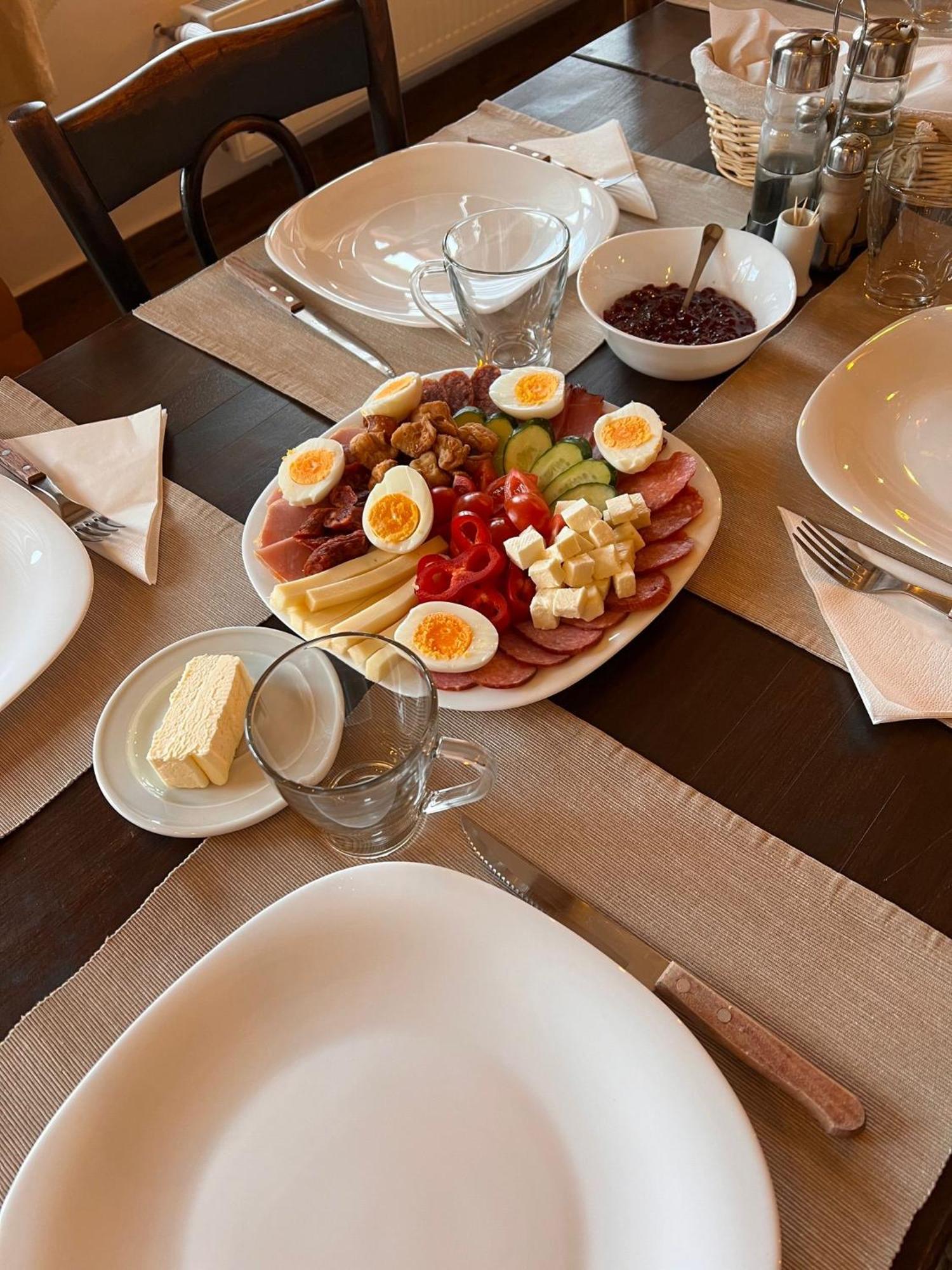 Famives Vendeghaz Bed and Breakfast Racul Exteriör bild